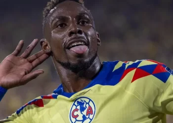 Julián Quiñones se encara con aficionados del Pachuca