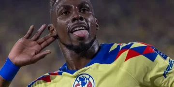 Julián Quiñones se encara con aficionados del Pachuca