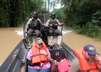 Rescatan a más de 233 personas en Texas por inundaciones