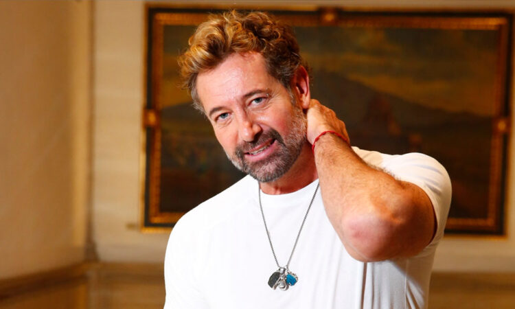 Gabriel Soto se ríe de su ‘fama’ en el teatro