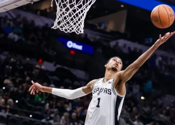 Victor Wembanyama hace historia al ser el primer novato en el equipo ideal defensivo de la NBA