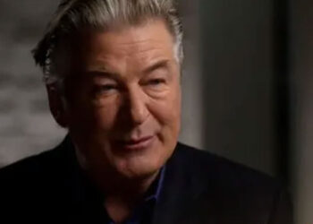 Alec Baldwin revela su sobriedad de casi 40 años en podcast