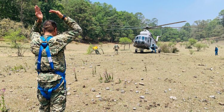 Llevan en helicóptero víveres a brigadistas que combaten incendio en la sierra