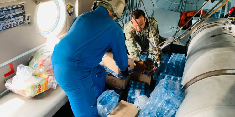 Llevan en helicóptero víveres a brigadistas que combaten incendio en la sierra