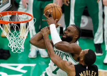 Los Celtics arrastran a los Cavaliers en el inicio de las semifinales de la Conferencia Este