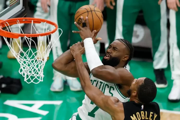 Los Celtics arrastran a los Cavaliers en el inicio de las semifinales de la Conferencia Este