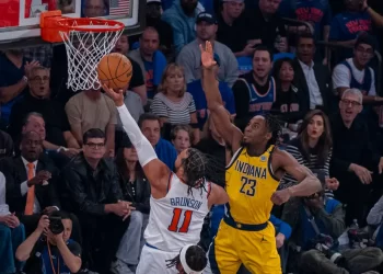 Jalen Brunson lidera a los Knicks en una victoria ajustada sobre los Pacers en el primer juego de la serie