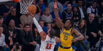 Jalen Brunson lidera a los Knicks en una victoria ajustada sobre los Pacers en el primer juego de la serie
