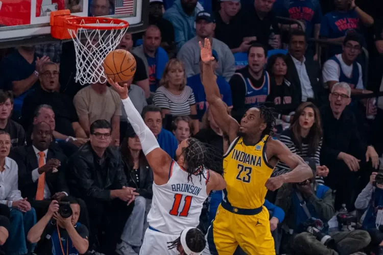 Jalen Brunson lidera a los Knicks en una victoria ajustada sobre los Pacers en el primer juego de la serie
