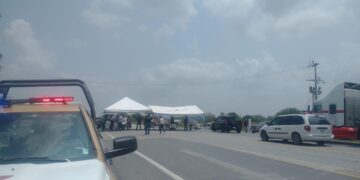 Mantienen campesinos cierre de carretera en San Fernando