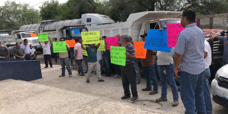 Protestan ante la FGR por el cierre de un banco de materiales en Victoria