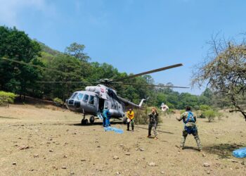 Llevan en helicóptero víveres a brigadistas que combaten incendio en la sierra