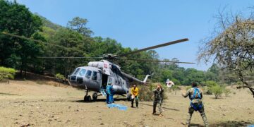 Llevan en helicóptero víveres a brigadistas que combaten incendio en la sierra