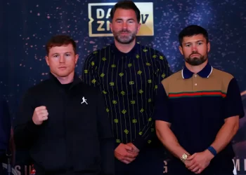 Tensión en la conferencia: Canelo y De la Hoya a punto de llegar a los golpes