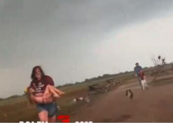 Cazador de tormentas rescata a familia de tornado devastador en Texas