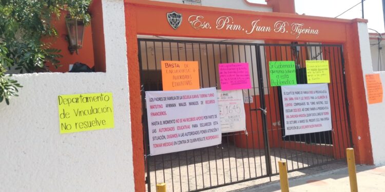 Padres de familia protestan en escuela, acusan malos manejos financieros