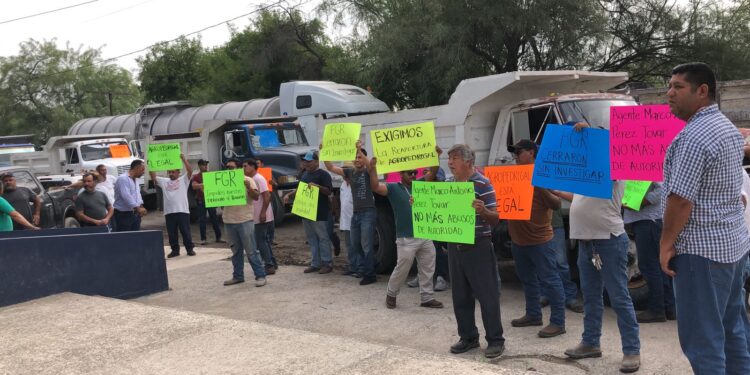 Protestan ante la FGR por el cierre de un banco de materiales en Victoria