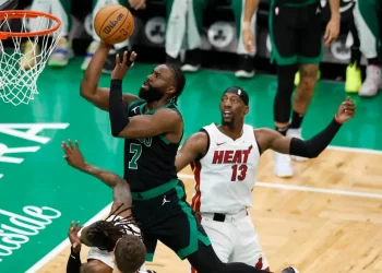 Celtics arrasan a los Heat en una venganza implacable en los playoffs de la NBA