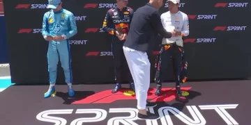 Zidane protagoniza un divertido blooper durante la premiación en el GP de Miami F1
