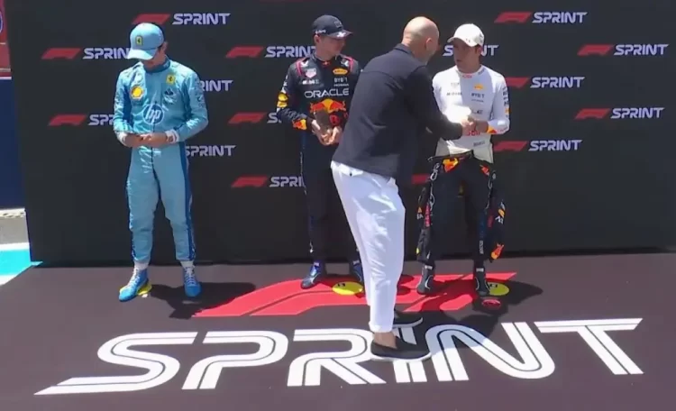 Zidane protagoniza un divertido blooper durante la premiación en el GP de Miami F1