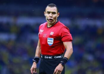 Captan al árbitro Gato Ortiz en agencia de autos, ¿estrenando vehículo nuevo?