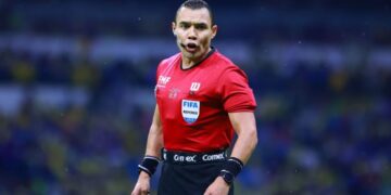 Captan al árbitro Gato Ortiz en agencia de autos, ¿estrenando vehículo nuevo?