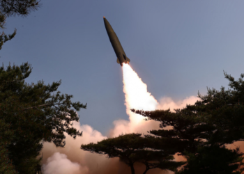 Corea del Norte lanza una decena de misiles al mar de Japón