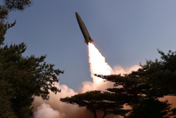 Corea del Norte lanza una decena de misiles al mar de Japón