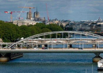 Encuentran cuerpo bajo puente histórico de París; un hombre detenido