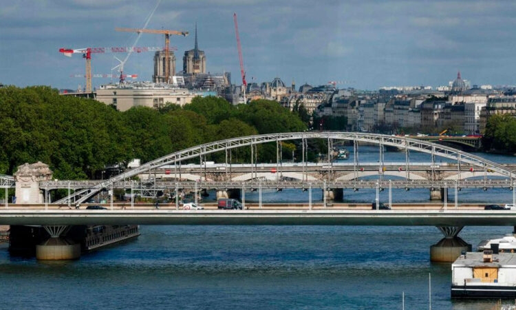 Encuentran cuerpo bajo puente histórico de París; un hombre detenido