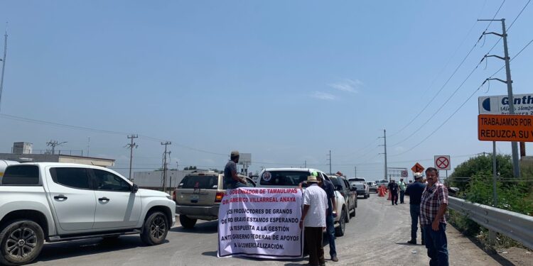 Bloquean sorgueros Puente Internacional Reynosa-Pharr