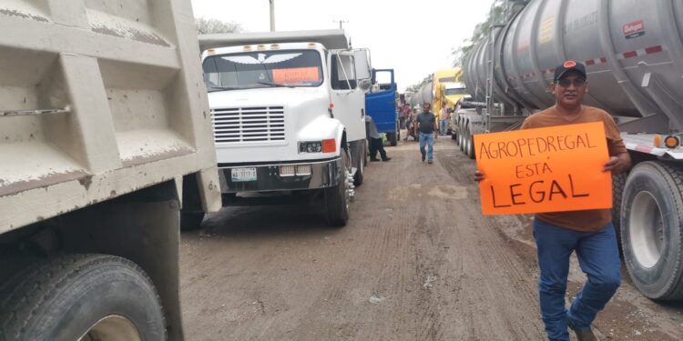 Protestan ante la FGR por el cierre de un banco de materiales en Victoria