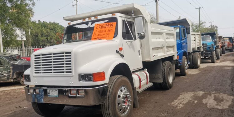 Protestan ante la FGR por el cierre de un banco de materiales en Victoria