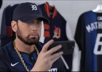Los Detroit Tigers y Eminem se unen en una colaboración para una nueva camiseta