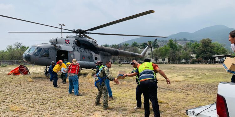 Llevan en helicóptero víveres a brigadistas que combaten incendio en la sierra