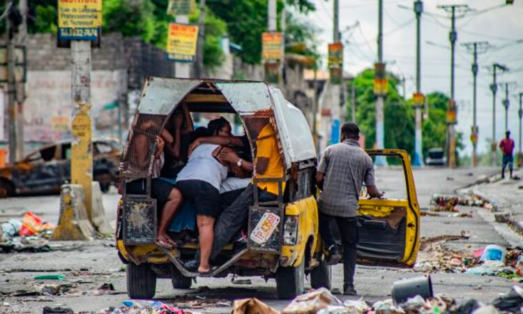 Familias huyen de la violencia en Haití tras ataques en Puerto Príncipe