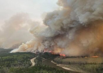 Miles evacuados por incendios forestales en Canadá