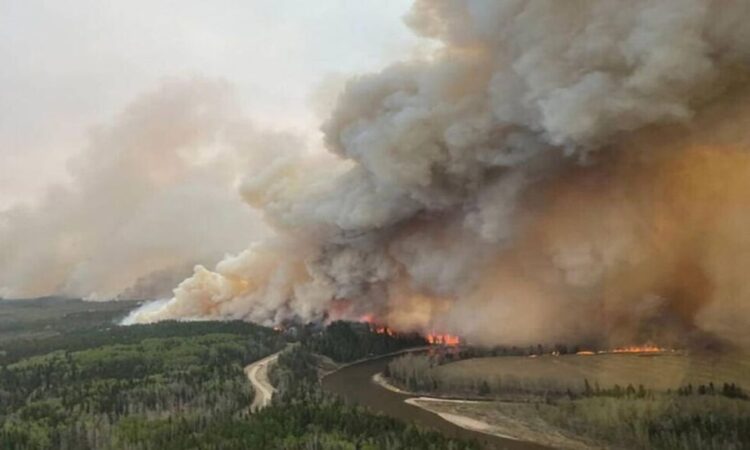 Miles evacuados por incendios forestales en Canadá