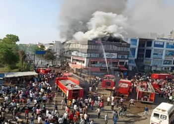 Incendio en una zona de juegos en India deja 16 muertos; la mayoría son niños