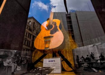 La guitarra perdida de John Lennon resurge para romper récords en subasta