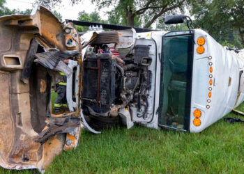 Trágico accidente en Florida: ocho muertos y decenas hospitalizados tras choque de autobús