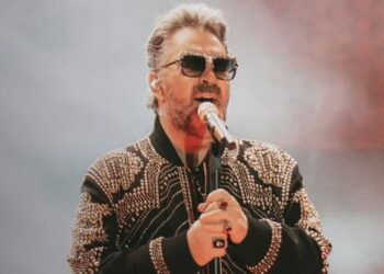 Manuel Mijares brilla al interpretar el himno nacional previo a la pelea entre Canelo Álvarez y Jaime Munguía