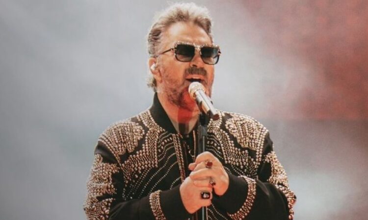 Manuel Mijares brilla al interpretar el himno nacional previo a la pelea entre Canelo Álvarez y Jaime Munguía