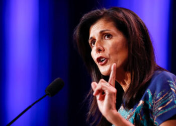 Nikki Haley visita Israel y escribe mensaje en un proyectil: ‘Acaben con ellos’