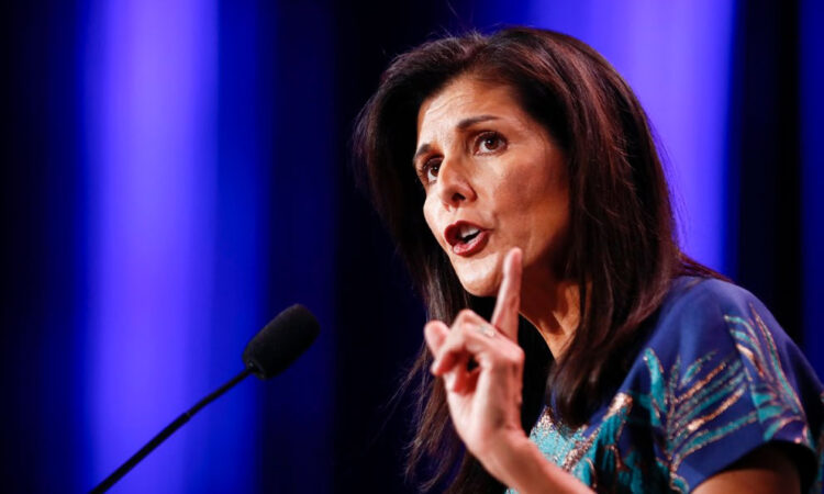 Nikki Haley visita Israel y escribe mensaje en un proyectil: ‘Acaben con ellos’