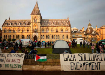 Estudiantes de Oxford y Cambridge acampan en apoyo a Gaza