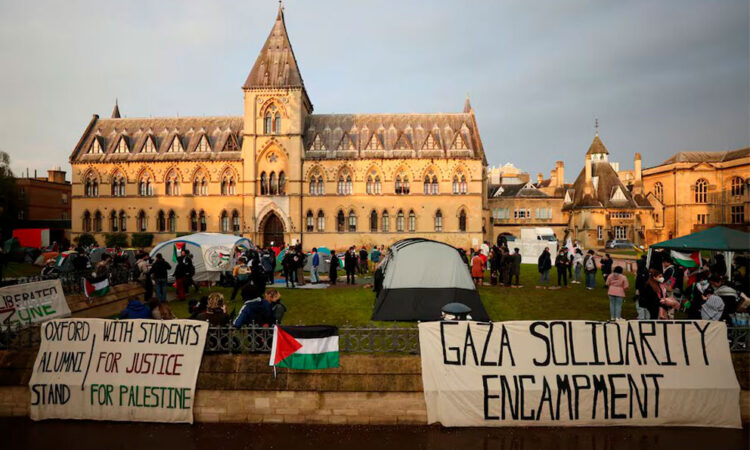 Estudiantes de Oxford y Cambridge acampan en apoyo a Gaza