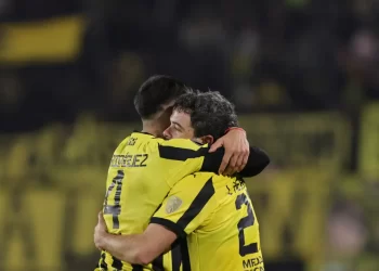 Peñarol aprovecha las jugadas a balón parado y se afirma como segundo tras vencer a Mineiro