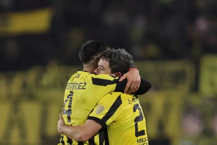 Peñarol aprovecha las jugadas a balón parado y se afirma como segundo tras vencer a Mineiro