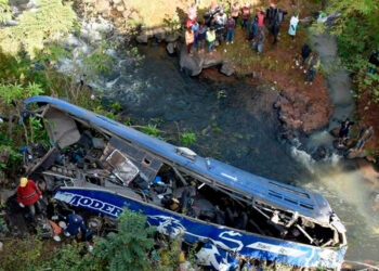 Al menos 10 heridos tras caída de autobús en Perú